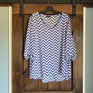 Kiara Womens Blouse Size Xl White Blue‎ Chevron 3/4 Tab Sleeve Popover Tunic Top